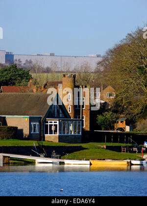 Barnt grün Segeln Clubhaus & Tower House, obere Bittell Reservoir, Cofton Hackett, Worcestershire, England, Vereinigtes Königreich Stockfoto