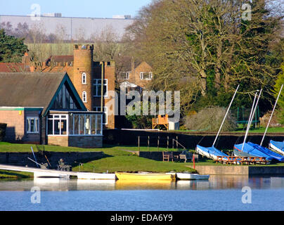 Barnt grün Segeln Clubhaus & Tower House, obere Bittell Reservoir, Cofton Hackett, Worcestershire, England, Vereinigtes Königreich Stockfoto