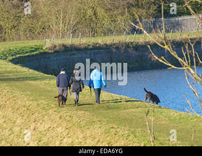 Menschen zu Fuß entlang der Staumauer zum oberen Bittel Reservoir, Cofton Hackett, Worcestershire, England, UK Stockfoto