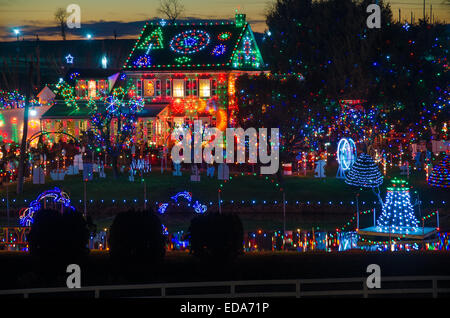 Der Sonnenuntergang über den Hügeln von Pennsylvania, die Weihnachtsbeleuchtung Koziars Weihnachtsdorf erwacht zum Leben. Stockfoto