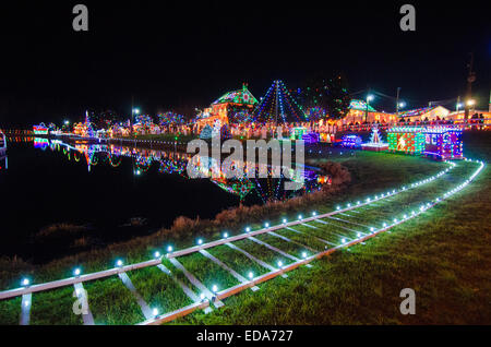 Mehr als 1 Million Weihnachtslichter schmücken Koziar Weihnachtsdorf, benannt das beste Outdoor-Weihnachten-Display der Welt. Stockfoto