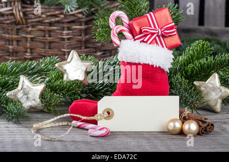 rote Socke mit Geschenken und Sterne Stockfoto