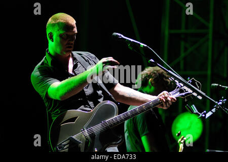 BENICASIM, Spanien - 18.Juli: Königinnen der Steinzeit (Band) Konzert in FIB (Festival Internacional de Benicassim) 2013 fest. Stockfoto