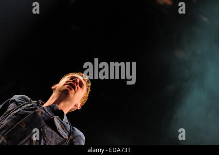 BENICASIM, Spanien - 20 Juli: Ricky Wilson, Lead-Sänger der Band Kaiser Chiefs, konzertante Aufführung am FIB. Stockfoto