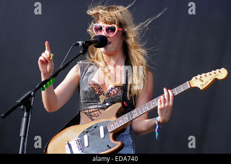 BENICASIM, Spanien - 21 Juli: Lindsey Troy, Sänger und Gitarrist, Deap Vally Band konzertante Aufführung am FIB. Stockfoto