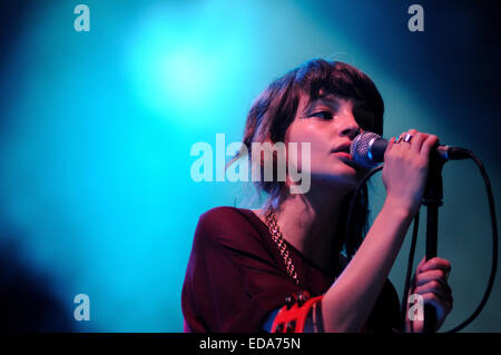 BENICASIM, Spanien - Juli 21: Chvrches Band konzertante Aufführung beim FIB (Festival Internacional de Benicassim) 2013 Festival. Stockfoto