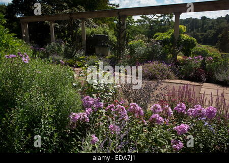 Italienischen Garten, entworfen von Harold Peto Iford Manor, durch den Fluß Frome in Wiltshire. Stockfoto