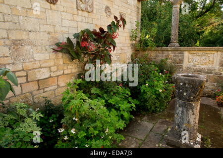 Italienischen Garten, entworfen von Harold Peto Iford Manor, durch den Fluß Frome in Wiltshire. Stockfoto