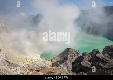 Rauchen Kawah Ijen Stockfoto