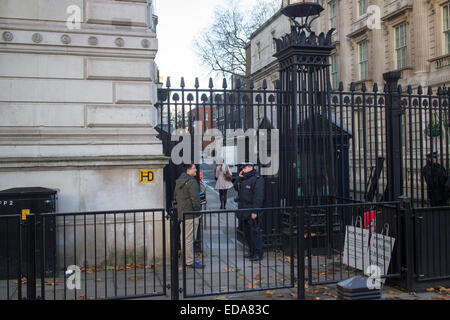 Die Ecke der Downing Street und Whitehall Gatter in zentrales London, England UK Residenz des Premierministers des Vereinigten Königreichs Stockfoto