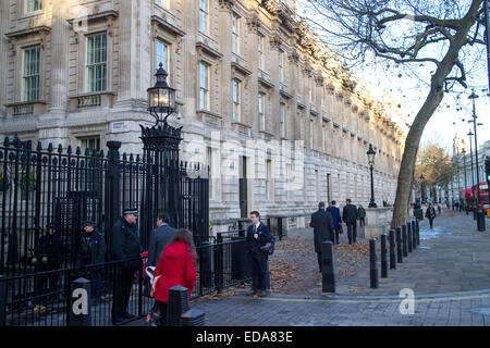 Die Ecke der Downing Street und Whitehall Gatter in zentrales London, England UK Residenz des Premierministers des Vereinigten Königreichs Stockfoto