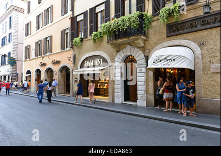 Touristen erkunden der berühmten Via Condotti Street mit Designer und beliebten luxuriösen Marken-Shops, Rom, Italien. Stockfoto