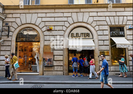 Touristen erkunden der berühmten Via Condotti Street mit Designer und beliebten luxuriösen Marken-Shops, Rom, Italien. Stockfoto