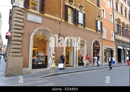 Touristen erkunden der berühmten Via Condotti Street mit Designer und beliebten luxuriösen Marken-Shops, Rom, Italien. Stockfoto