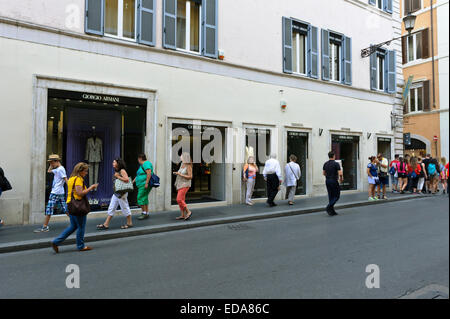 Touristen erkunden der berühmten Via Condotti Street mit Designer und beliebten luxuriösen Marken-Shops, Rom, Italien. Stockfoto