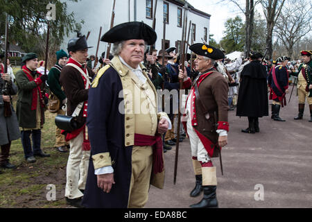 Eine Darstellung von General George Washington Reenactor Bewertungen seine Truppen vor der Überquerung des Delaware River am Weihnachtstag. Stockfoto