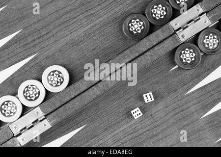 Backgammon-Tabelle und Doppel-sechs Würfel Closeup schwarz / weiß Stockfoto