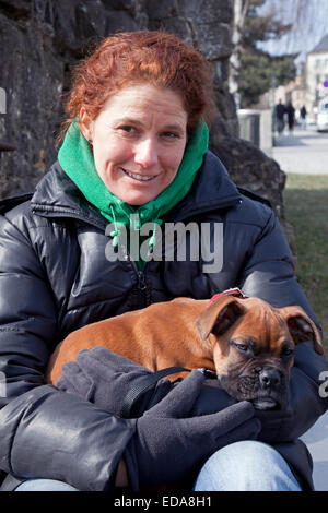 Holding-Boxer Frau Kreuz Welpen, Stadt Luxemburg, Luxemburg Stockfoto