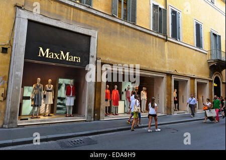 Touristen erkunden der berühmten Via Condotti Street mit Designer und beliebten luxuriösen Marken-Shops, Rom, Italien. Stockfoto