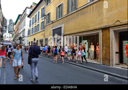 Touristen erkunden der berühmten Via Condotti Street mit Designer und beliebten luxuriösen Marken-Shops, Rom, Italien. Stockfoto