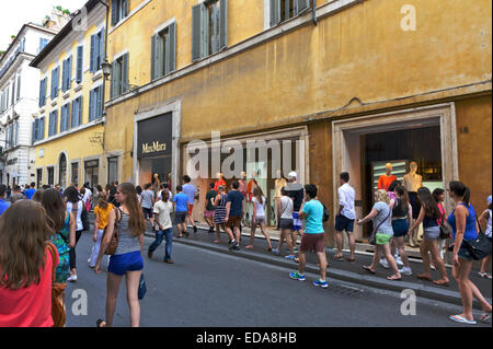 Touristen erkunden der berühmten Via Condotti Street mit Designer und beliebten luxuriösen Marken-Shops, Rom, Italien. Stockfoto