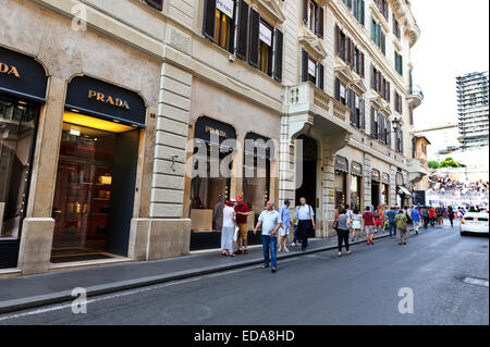 Touristen erkunden der berühmten Via Condotti Street mit Designer und beliebten luxuriösen Marken-Shops, Rom, Italien. Stockfoto