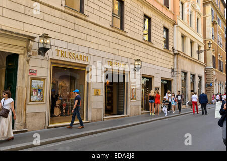 Touristen erkunden der berühmten Via Condotti Street mit Designer und beliebten luxuriösen Marken-Shops, Rom, Italien. Stockfoto