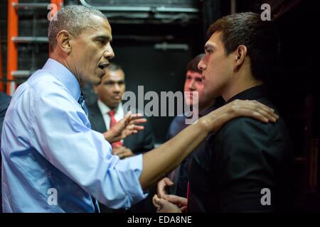 US-Präsident Barack Obama spricht mit zwei jungen Männern, die ihn während einer Rede auf die Wirtschaft 10. Juli 2014 in Austin, Texas ausgepfiffen. Obama sprach den jungen Männern hinter der Bühne, ihre Kommentare auf Zuwanderungsgesetz nach ihrer Störungen zu diskutieren. Stockfoto