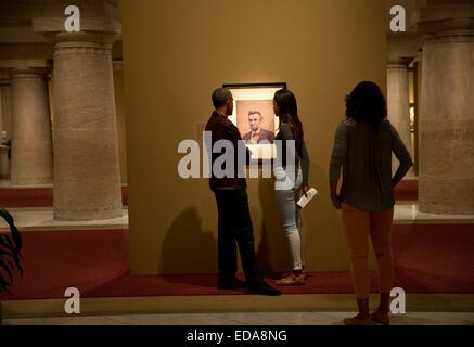 US-Präsident Barack Obama und Tochter Malia anzeigen ein Porträt von Abraham Lincoln während des Besuchs der National Portrait Gallery und Smithsonian American Art Museum als First Lady Michelle Obama Blick auf 14. September 2014 in Washington, D.C. Stockfoto