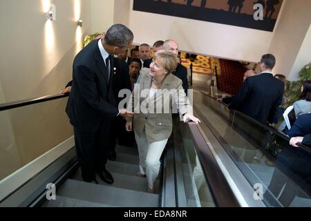 US-Präsident Barack Obama setzt ein Gespräch mit Bundeskanzlerin Angela Merkel auf der Rolltreppe, die nach ihrem Treffen mit anderen Führern auf dem NATO-Gipfel 4. September 2014 in Newport, Wales. Stockfoto