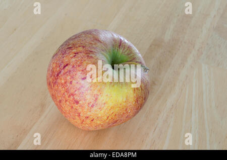 Apfel (Malus X domestica) Sorte "Cameo" auf einem hölzernen Hintergrund Stockfoto