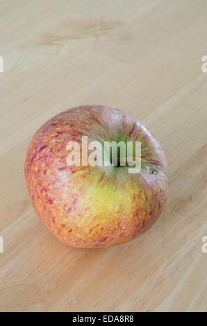 Apfel (Malus X domestica) Sorte "Cameo" auf einem hölzernen Hintergrund Stockfoto