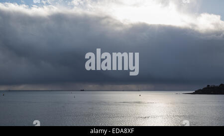 Ein Sturm zieht sich am Meer in Plymouth Sound, England Stockfoto