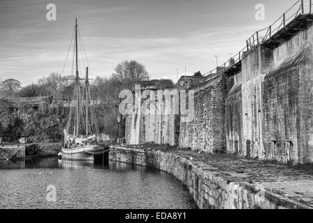 Am Hafen von Charlestown, Cornwall mit der Ketsch Irene festgemacht werden. Stockfoto