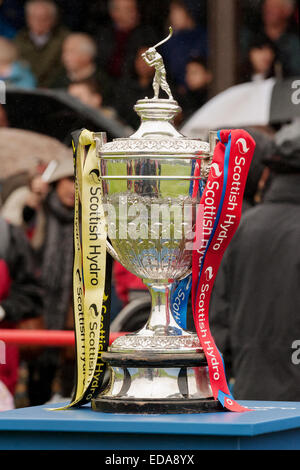 Der Camanachd Cup, die blaue Band-Trophy in Shinty.  Bei der 2010 Cup Finale abgebildet und in den Farben der Finalisten drapiert. Stockfoto