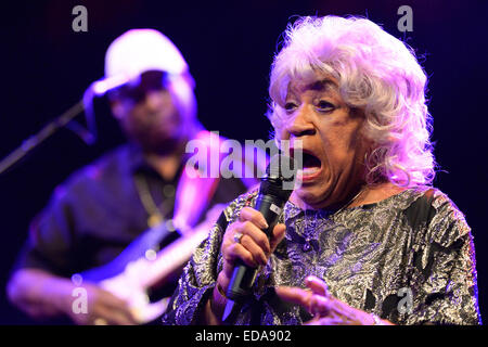 BARCELONA - Mai 15: alte Frau von Swamp Dogg (American Soul-Musik-Band), Veranstaltung in Barts Stadium am 15. Mai 2014 in Barcelona. Stockfoto