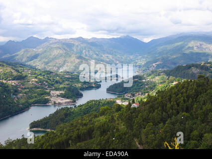 Zeigen Sie am Fluss Lima Mäandern durch Peneda Geres, der einzige Nationalpark in Portugal, befindet sich in der Region Norte an. Stockfoto