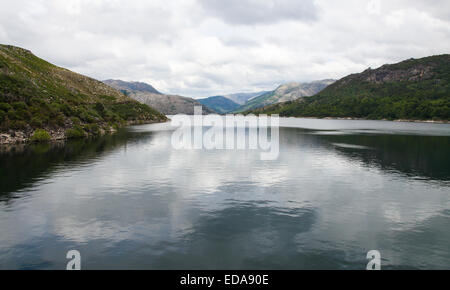 Spiegelung des Himmels Frühling am Fluss Lima Mäandern durch Peneda Geres, der einzige Nationalpark in Portugal. Stockfoto