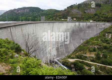 Wasserkraft-Staudamm im Peneda Geres, der einzige Nationalpark in Portugal, befindet sich in der Region Norte. Stockfoto