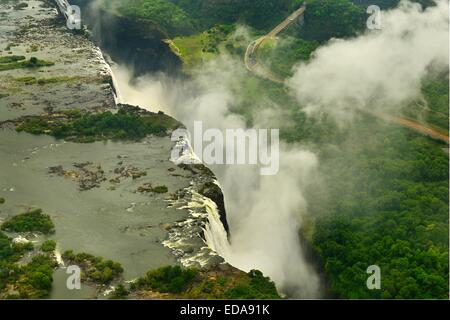 Luftaufnahme von den Victoria Fällen und die Gischt der Zimbabwe entnommen Seite und auf der Suche nach Sambia.  Afrika, Stockfoto