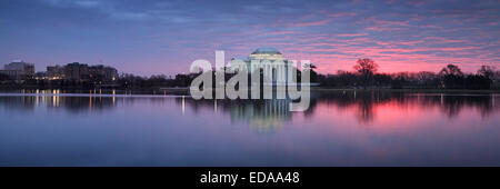 Sonnenaufgang über dem Jefferson Memorial im Gezeitenbecken in Washington, D.C. Stockfoto