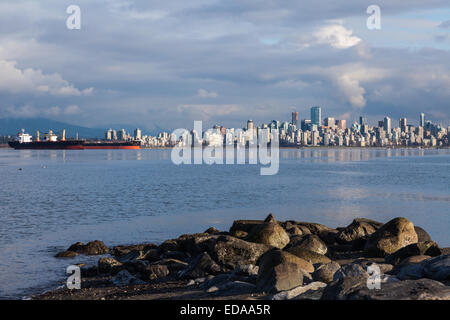 Zwei Frachter, die darauf warten, die Fracht mit der Innenstadt von Vancouver im Hintergrund zu laden Stockfoto