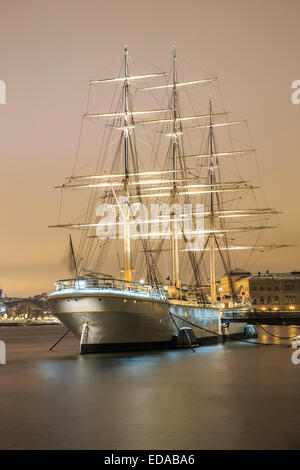 Großes Segelboot Parken Hafen in Stockholm Sweden in der Nacht Stockfoto