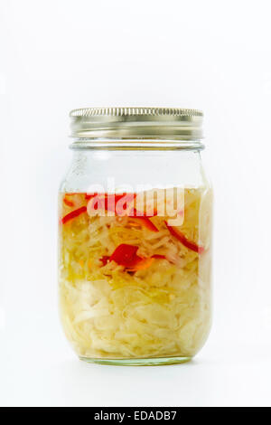 Dose Sauerkraut Sauerkraut auf weiß Stockfoto