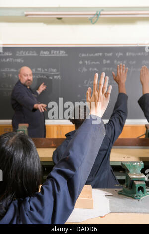 Lehrer, die Frage in Metall-shop Stockfoto