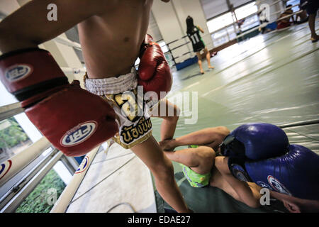 Bangkok, Thailand. 7. November 2014. Kind-Kämpfer legt Gegner während einer Trainingseinheit. Jeden Abend, Kinder von Bangkok kommt zu üben Muay-Thai-Boxen in einem Slum der Hauptstadt, genügend Erfahrung zu bekommen, bevor die "echte" in einer Arena, umgeben von Tausenden von Menschen zu kämpfen, sie starten, sobald sie (ca. 4-5 Jahre alt), mit der Hoffnung, ein berühmter Boxer können und raus aus dem Armenviertel wo sie leben. © Guillaume Payen/ZUMA Wire/ZUMAPRESS.com/Alamy Live-Nachrichten Stockfoto