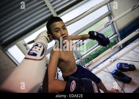 Bangkok, Thailand. 7. November 2014. Kinder trainieren Sie an einem Boxsäcke und Holm in einem Schulungsraum Boxen befindet sich in einem Slum von Bangkok. Jeden Abend, Kinder von Bangkok kommt zu üben Muay-Thai-Boxen in einem Slum der Hauptstadt, genügend Erfahrung zu bekommen, bevor die "echte" in einer Arena, umgeben von Tausenden von Menschen zu kämpfen, sie starten, sobald sie (ca. 4-5 Jahre alt), mit der Hoffnung, ein berühmter Boxer können und raus aus dem Armenviertel wo sie leben. © Guillaume Payen/ZUMA Wire/ZUMAPRESS.com/Alamy Live-Nachrichten Stockfoto