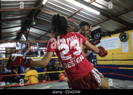 Bangkok, Thailand. 7. November 2014. Kämpferin Züge in einem Box-Raum befindet sich in einem Slum von Bangkok. Jeden Abend, Kinder von Bangkok kommt zu üben Muay-Thai-Boxen in einem Slum der Hauptstadt, genügend Erfahrung zu bekommen, bevor die "echte" in einer Arena, umgeben von Tausenden von Menschen zu kämpfen, sie starten, sobald sie (ca. 4-5 Jahre alt), mit der Hoffnung, ein berühmter Boxer können und raus aus dem Armenviertel wo sie leben. © Guillaume Payen/ZUMA Wire/ZUMAPRESS.com/Alamy Live-Nachrichten Stockfoto