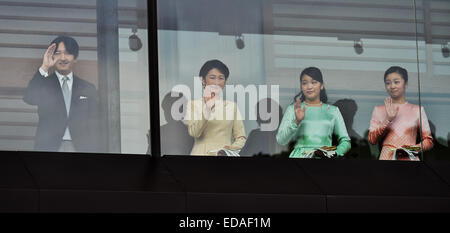 Kaiser Akihito, 2. Januar 2015, Tokyo, Japan: Japans Prinz Akishino, Prinzessin Kiko, Prinzessin Mako und Prinzessin Kako Welle Gratulanten bei einem Neujahr öffentlichen Auftritt am East Plaza, Kaiserpalast in Tokio, Japan, am 2. Januar 2015. Bildnachweis: AFLO/Alamy Live-Nachrichten Stockfoto