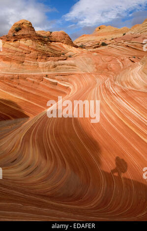 Eine Backpacker Wanderungen einen Grat entlang der Welle im Coyote Buttes Bereich der Paria Canyon-Vermillion Cliffs Wilderness in Utah. Stockfoto